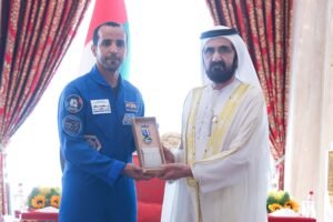 بتوجيهات محمد بن زايد.. محمد بن راشد يمنح أوسمة الفضاء لخمسة من أبناء الوطن تقديرا لدورهم في النهوض بقطاع الفضاء بالدولة