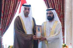 بتوجيهات محمد بن زايد.. محمد بن راشد يمنح أوسمة الفضاء لخمسة من أبناء الوطن تقديرا لدورهم في النهوض بقطاع الفضاء بالدولة