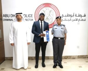 شرطة أبوظبي تكرم شخصين متعاونين 2 شرطة أبوظبي تكرم شخصين متعاونين