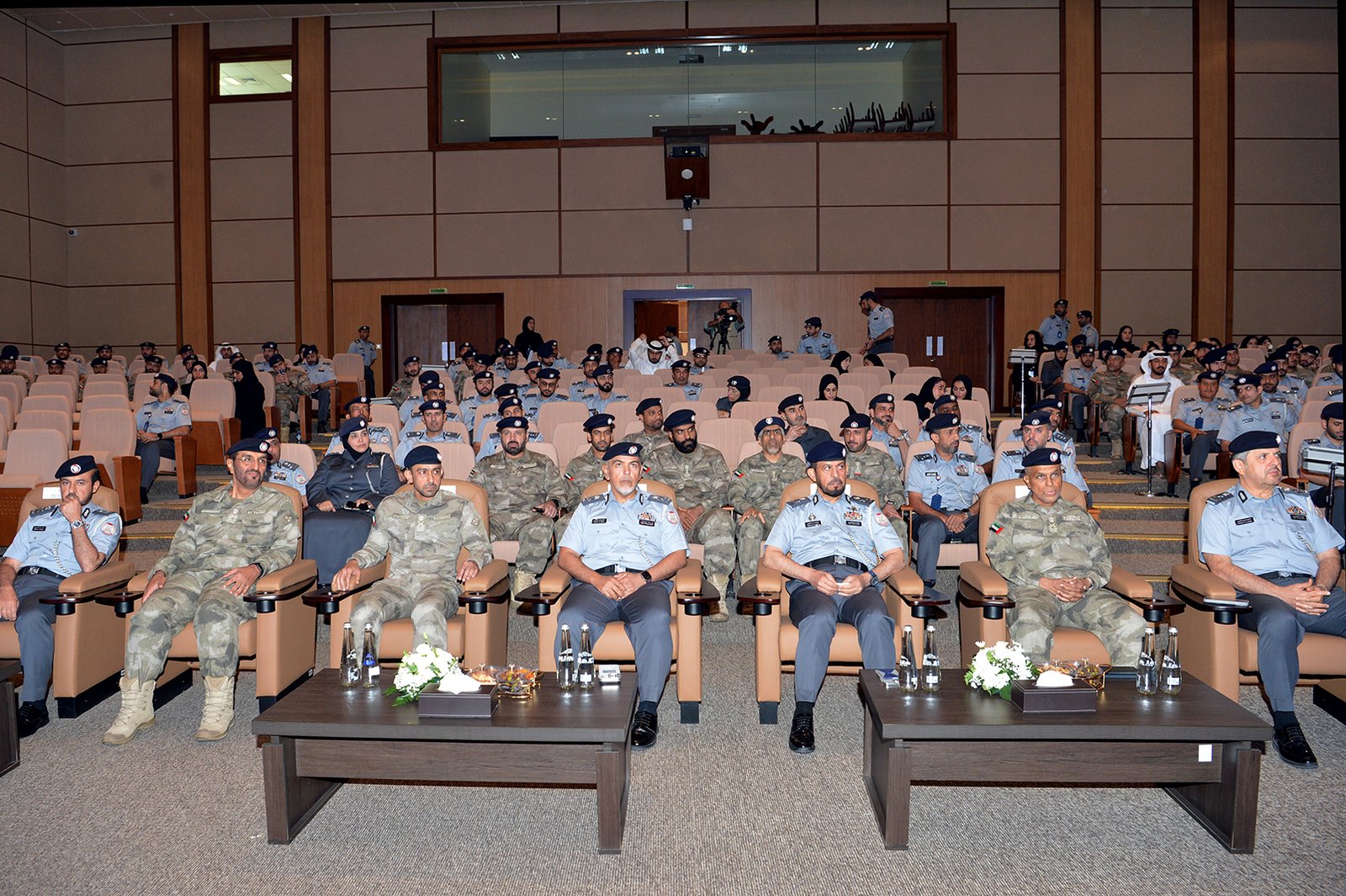 مدير عام شرطة أبوظبي يكرم الفائزين في الدورة (7) لـ"جائزة المدير العام للتميز" 1 مدير عام شرطة أبوظبي يكرم الفائزين في الدورة (7) لـ"جائزة المدير العام للتميز"