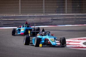 الإماراتي راشد الظاهري، سفير فريق ياس هيت للسباقات، يحقق الفوز في السباق الأول في عطلة الأسبوع لجولة كأس فورمولا 4 الشرق الأوسط