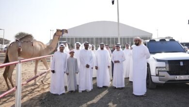 ولي عهد أم القيوين يزور مزانية الإبل في مهرجان محمد بن زايد لسباقات الهجن