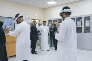سلطان بن أحمد القاسمي يطلع على مختبرات العلوم الصحية بجامعة الشارقة
