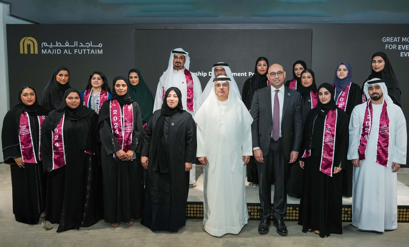 العور يلتقي مواطنين ومواطنات يعملون في "ماجد الفطيم" 1 العور يلتقي مواطنين ومواطنات يعملون في "ماجد الفطيم"