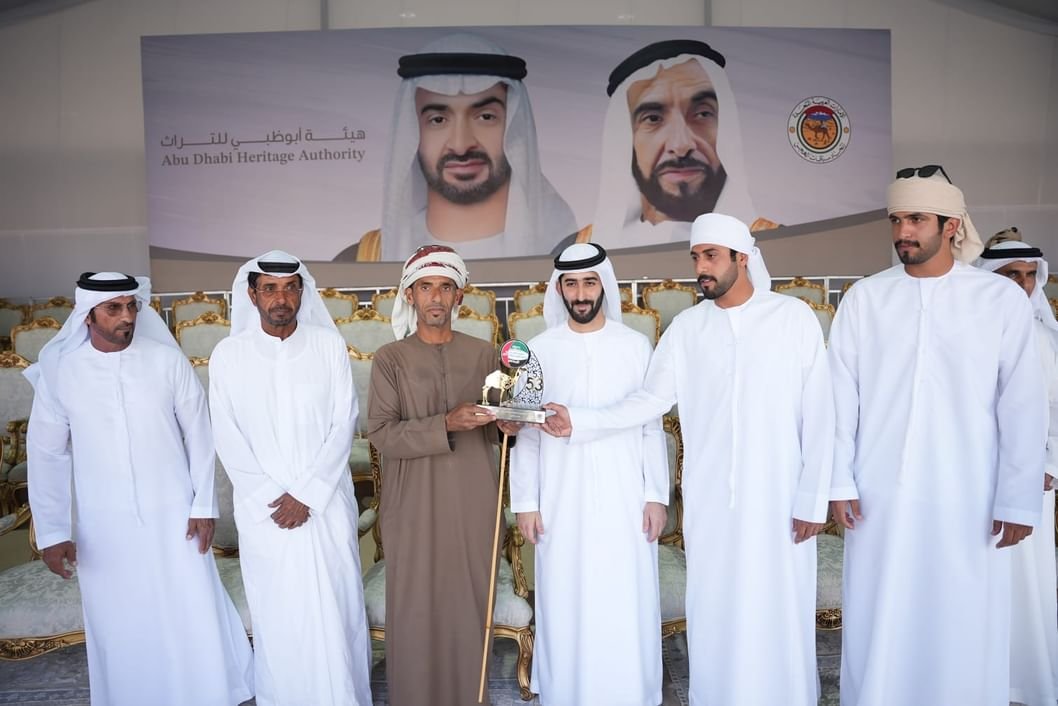 تتويج الفائزين في مهرجان محمد بن زايد لسباقات الهجن ومزاينة الإبل 1 تتويج الفائزين في مهرجان محمد بن زايد لسباقات الهجن ومزاينة الإبل