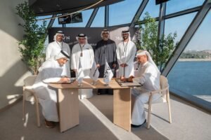 ولي عهد أبوظبي وولي عهد البحرين يشهدان توقيع شراكة استراتيجية بين “سايفن” و“ممتلكات” وصفقة استحواذ على "ماكلارين"