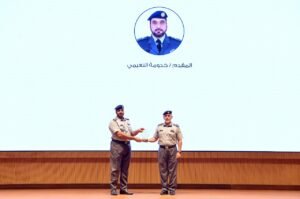 مدير عام شرطة أبوظبي يكرم الفائزين في الدورة (7) لـ"جائزة المدير العام للتميز"