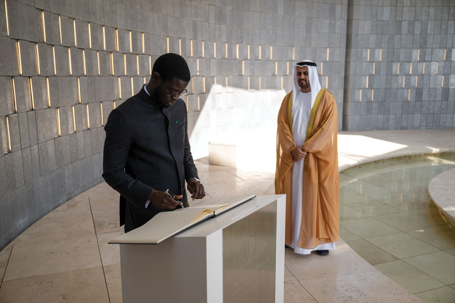 ذياب بن محمد بن زايد يستقبل رئيس جمهورية السنغال في واحة الكرامة 1 ذياب بن محمد بن زايد يستقبل رئيس جمهورية السنغال في واحة الكرامة