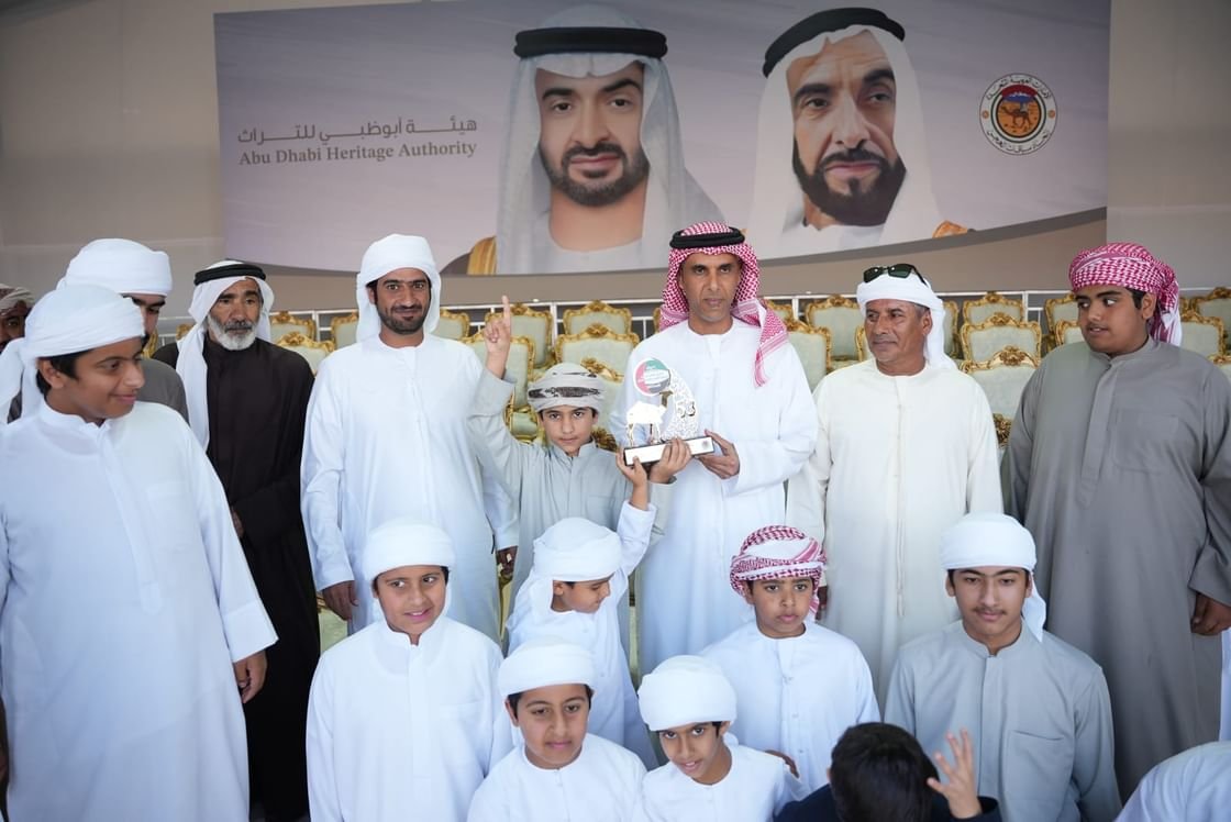 تتويج الفائزين في مهرجان محمد بن زايد لسباقات الهجن ومزاينة الإبل 1 تتويج الفائزين في مهرجان محمد بن زايد لسباقات الهجن ومزاينة الإبل