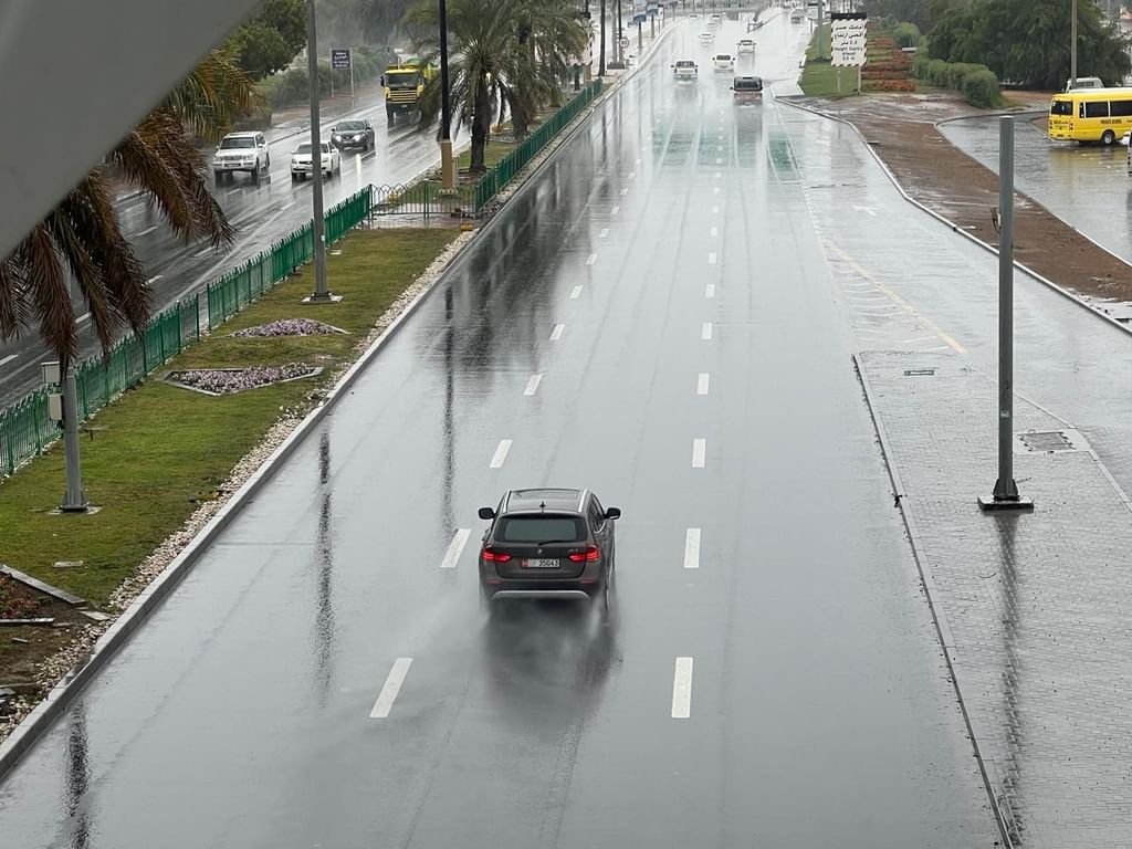 شرطة أبوظبي تدعو السائقين للقيادة بحذر أثناء الأمطار والتقلبات الجوية 1 شرطة أبوظبي تدعو السائقين للقيادة بحذر أثناء الأمطار والتقلبات الجوية
