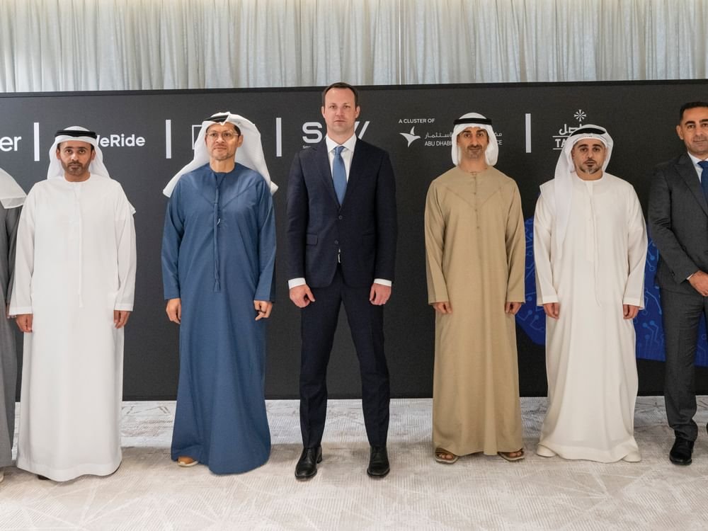 حمدان بن محمد بن زايد يشهد إطلاق خدمة التنقل الذاتي على منصة "أوبر" بالشراكة مع "وي رايد" 1 حمدان بن محمد بن زايد يشهد إطلاق خدمة التنقل الذاتي على منصة "أوبر" بالشراكة مع "وي رايد"