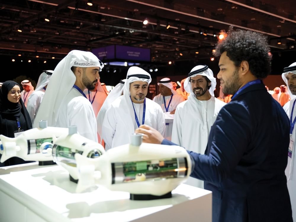 خليفة بن طحنون بن محمد يفتتح فعاليات الدورة الأولى لأسبوع أبوظبي للأعمال 1 خليفة بن طحنون بن محمد يفتتح فعاليات الدورة الأولى لأسبوع أبوظبي للأعمال