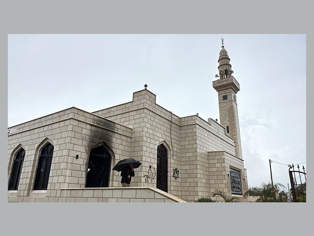 مستوطنون يحرقون مسجدا في قرية مردا بالضفة المحتلة 1 مستوطنون يحرقون مسجدا في قرية مردا بالضفة المحتلة