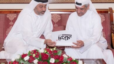 حمد الشرقي يستلم مجموعة من الصور النادرة احتفاء بالذكرى الخمسين لتوليه مقاليد الحكم في الفجيرة