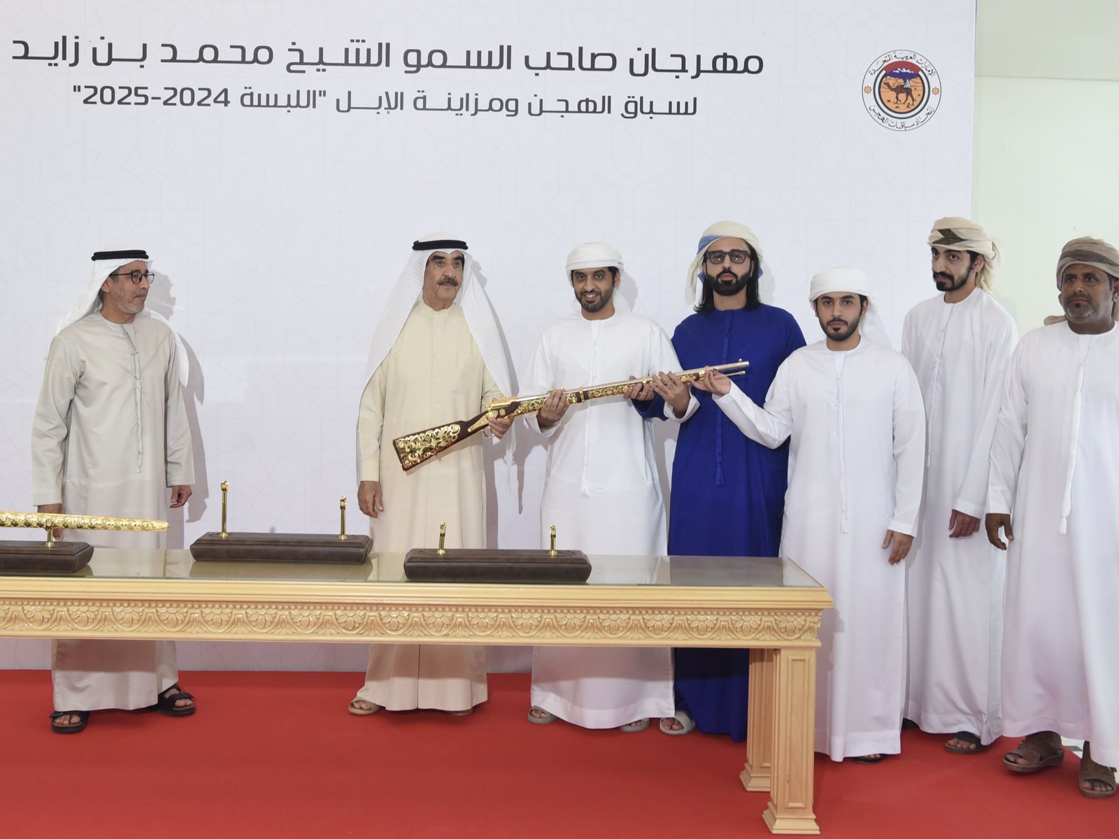 حاكم أم القيوين يشهد اليوم الختامي لمهرجان محمد بن زايد لسباقات الهجن ومزابنة الإبل 1 حاكم أم القيوين يشهد اليوم الختامي لمهرجان محمد بن زايد لسباقات الهجن ومزابنة الإبل