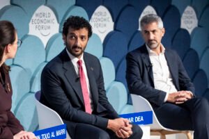 ابن طوق يستعرض المزايا التنافسية للاقتصاد الإماراتي خلال دافوس 2025