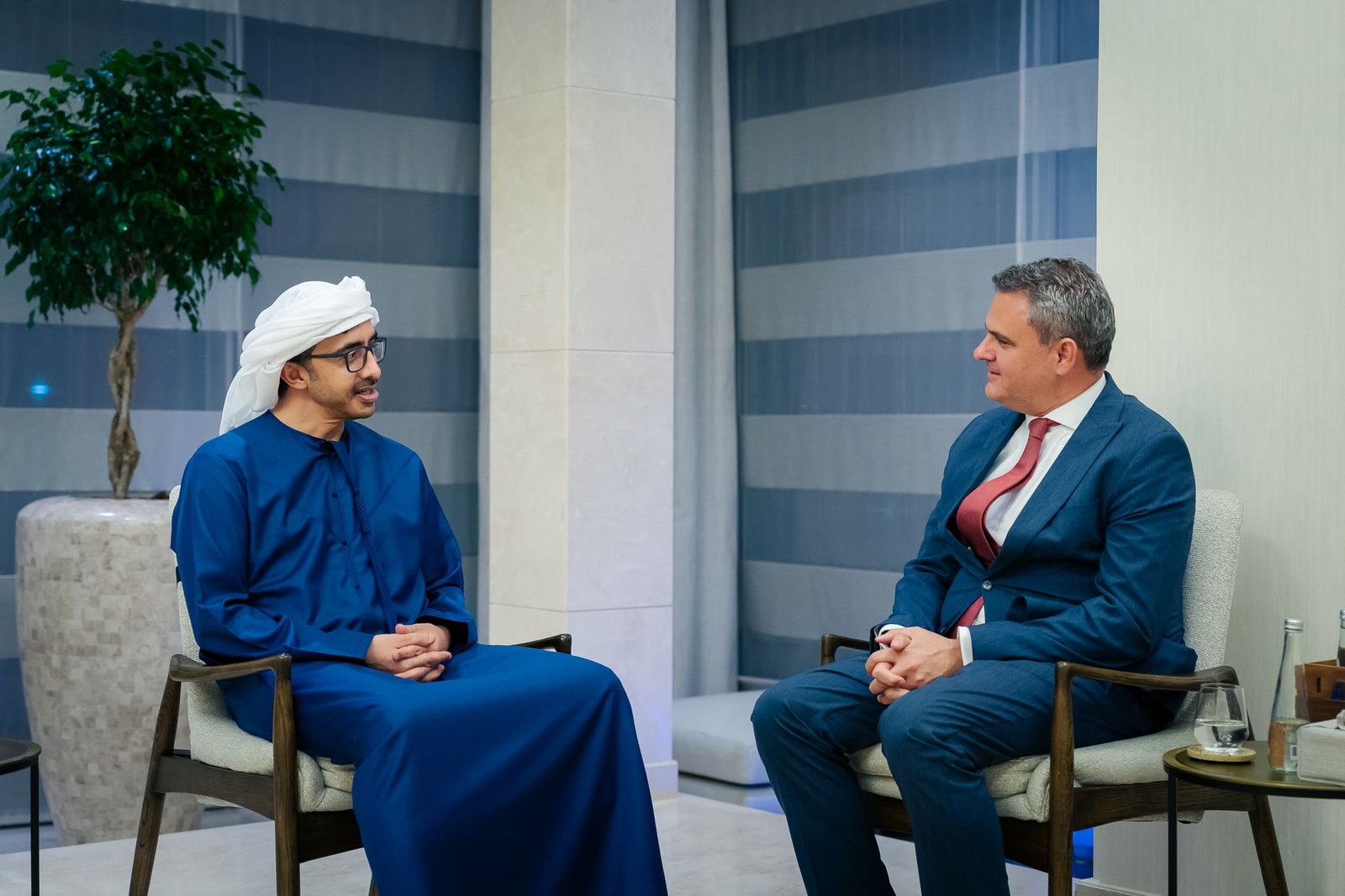 رئيس الدولة يمنح السفير التركي وسام زايد الثاني من الطبقة الأولى 1 رئيس الدولة