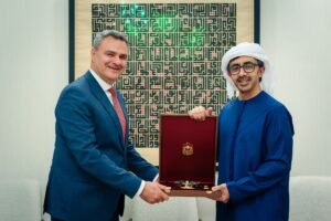 رئيس الدولة يمنح السفير التركي وسام زايد الثاني من الطبقة الأولى 2 رئيس الدولة يمنح السفير التركي وسام زايد الثاني من الطبقة الأولى