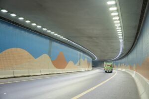 بلدية مدينة أبوظبي تنجز تأهيل أنظمة إنارة نفقين للسيارات في مصفح