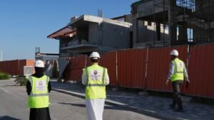 بلدية مدينة أبوظبي تؤكد أهمية توفير متطلبات السلامة للأسوار المؤقتة في المواقع الإنشائية 2 بلدية مدينة أبوظبي تؤكد أهمية توفير متطلبات السلامة للأسوار المؤقتة في المواقع الإنشائية