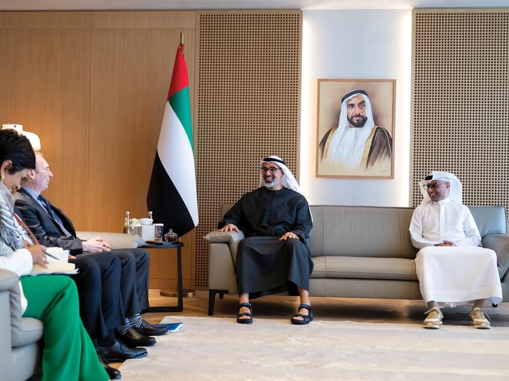 خالد بن محمد بن زايد يلتقي الرئيس التنفيذي لشركة أمازون