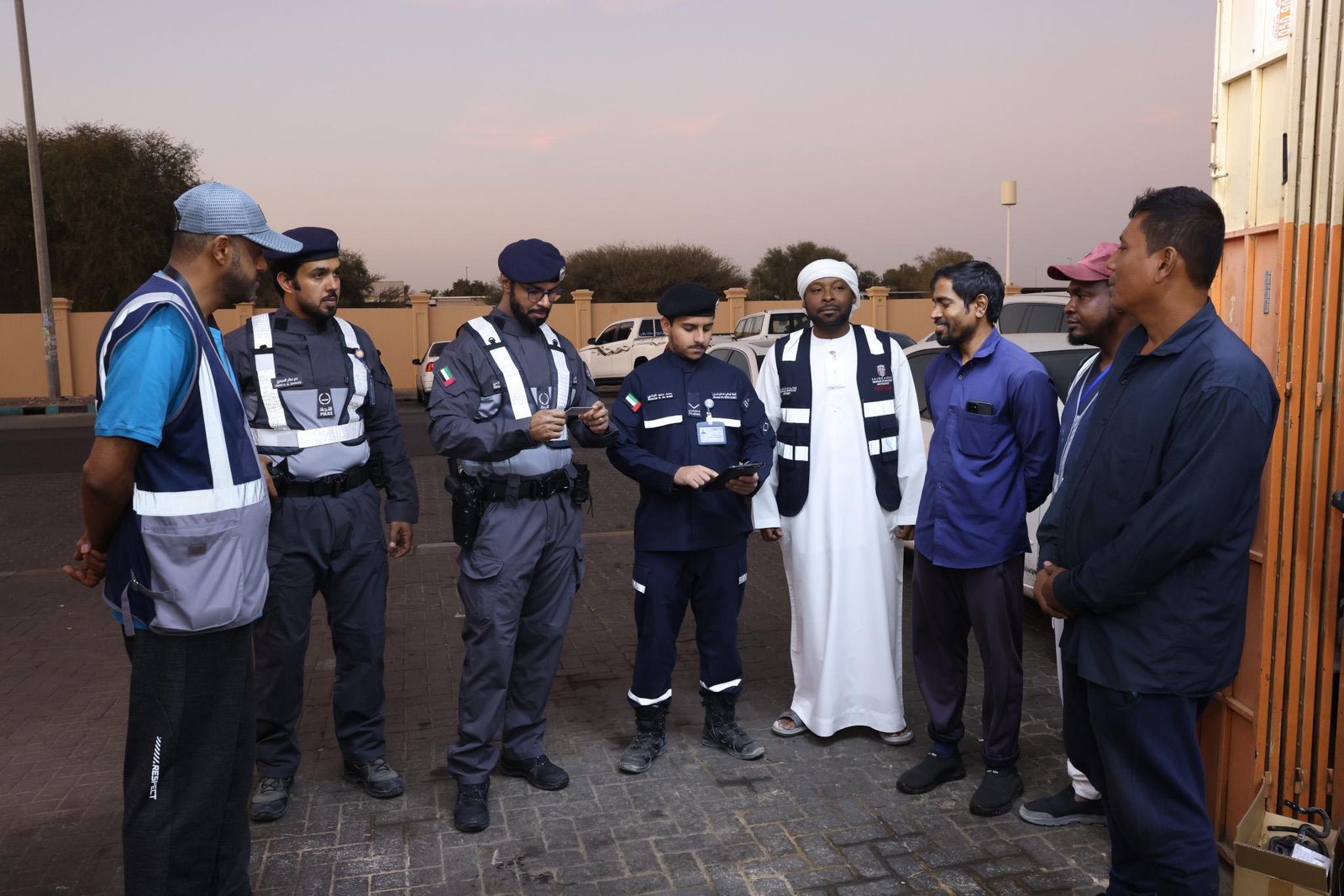 شرطة أبوظبي تنفذ حملة تفتيشية ميدانية بالتعاون مع الشركاء 1 شرطة أبوظبي تنفذ حملة تفتيشية ميدانية بالتعاون مع الشركاء