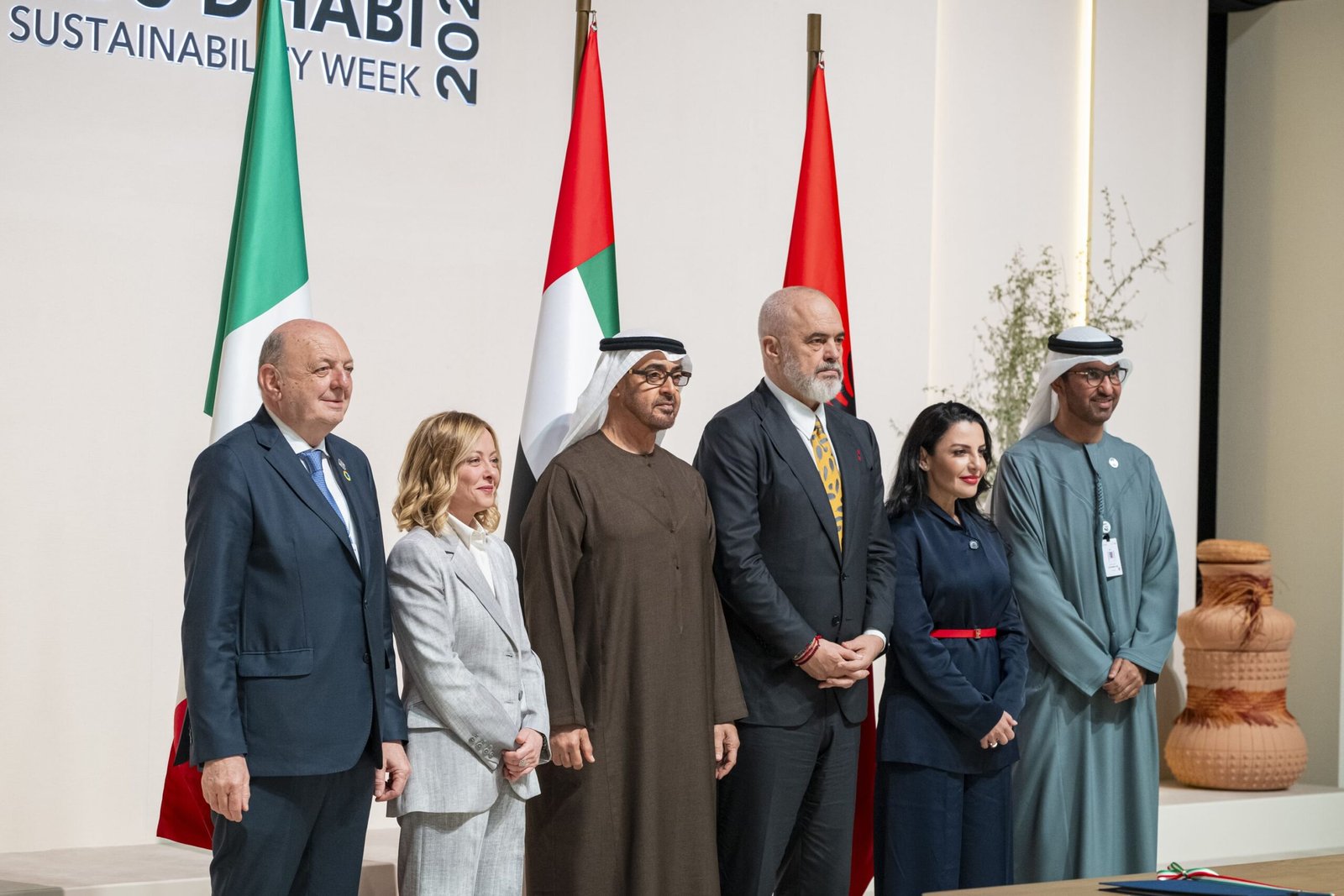 بحضور رئيس الدولة ورئيسي وزراء إيطاليا وألبانيا.. توقيع اتفاقية شراكة إطارية ثلاثية للتعاون في مشاريع الطاقة النظيفة 1 بحضور رئيس الدولة ورئيسي وزراء إيطاليا وألبانيا.. توقيع اتفاقية شراكة إطارية ثلاثية للتعاون في مشاريع الطاقة النظيفة