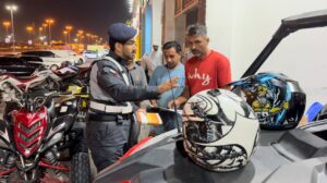 شرطة أبوظبي تنفذ توعية ميدانية لقائدي الدراجات النارية والسكوترات