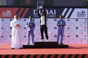 منصور بن محمد يتوج الفائزين في ماراثون دبي