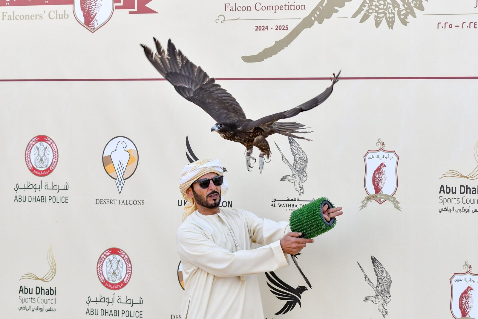 "إس 69" يفوز برمز الجير شاهين فرخ في كأس رئيس الدولة للصيد بالصقور 1 "إس 69" يفوز برمز الجير شاهين فرخ في كأس رئيس الدولة للصيد بالصقور