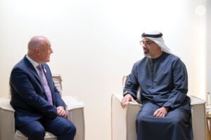 خالد بن محمد بن زايد يلتقي رئيس وزراء نيوزيلندا لتعزيز التعاون الثنائي
