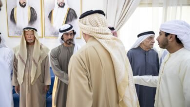 خليفة بن طحنون بن محمد يُقدم واجب العزاء في وفاة عبدالله أمين الشرفاء