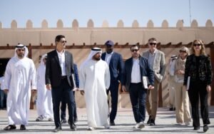 وفد من السفراء المعتمدين بالدولة يزور مهرجان الظفرة