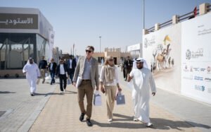 وفد من السفراء المعتمدين بالدولة يزور مهرجان الظفرة