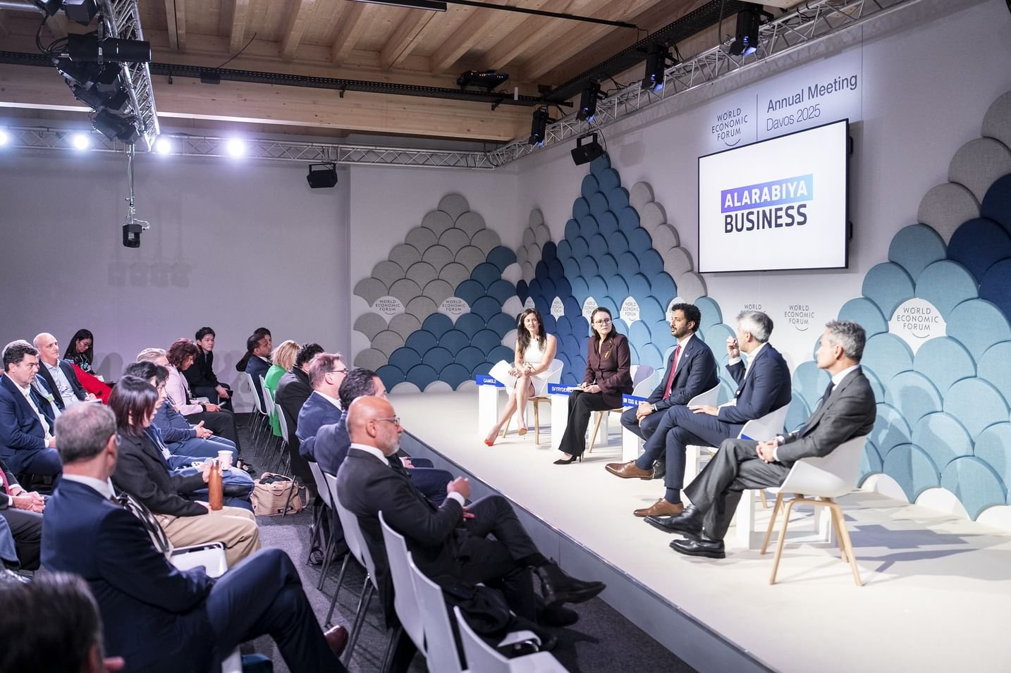 ابن طوق يستعرض المزايا التنافسية للاقتصاد الإماراتي خلال دافوس 2025 1 ابن طوق يستعرض المزايا التنافسية للاقتصاد الإماراتي خلال دافوس 2025
