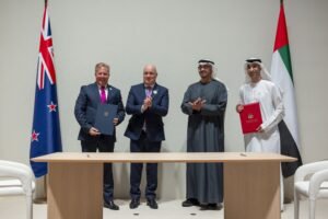 رئيس الدولة ورئيس الوزراء النيوزيلندي يشهدان مراسم توقيع اتفاقية الشراكة الاقتصادية الشاملة