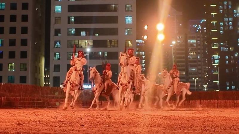 فرسان شرطة أبوظبي تقدم عرضًا لفن التشوليب في مهرجان الحصن 2025 1 فرسان شرطة أبوظبي تقدم عرضًا لفن التشوليب في مهرجان الحصن 2025