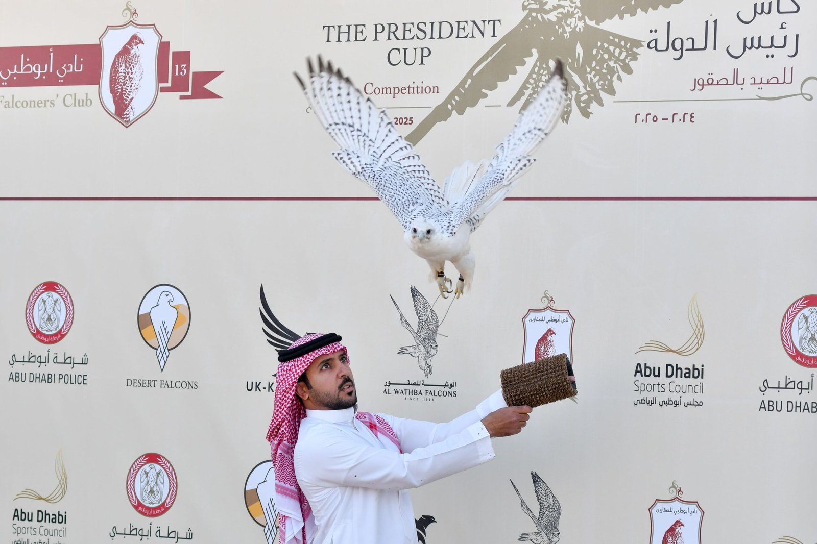 "كيو آر" يخطف الأنظار في كأس رئيس الدولة للصيد بالصقور 1 "كيو آر" يخطف الأنظار في كأس رئيس الدولة للصيد بالصقور