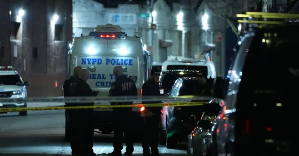 إصابة 13 شخصاً بإطلاق نار عشوائي على حشد من الشباب في نيويورك 1 إصابة 13 شخصاً بإطلاق نار عشوائي على حشد من الشباب في نيويورك
