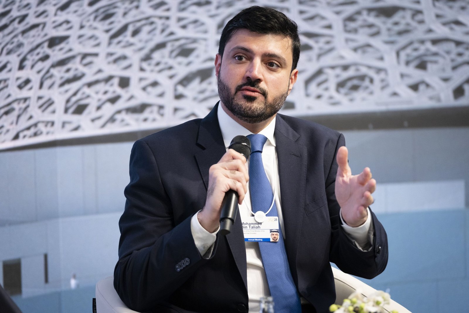 دافوس 2025 .. الإمارات تشارك العالم رؤاها لتحديث الحوكمة 1 دافوس 2025 .. الإمارات تشارك العالم رؤاها لتحديث الحوكمة