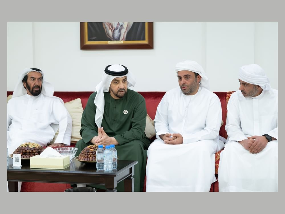 حمدان بن زايد يقدم واجب العزاء في وفاة محمد سيف المنصوري 1 حمدان بن زايد يقدم واجب العزاء في وفاة محمد سيف المنصوري