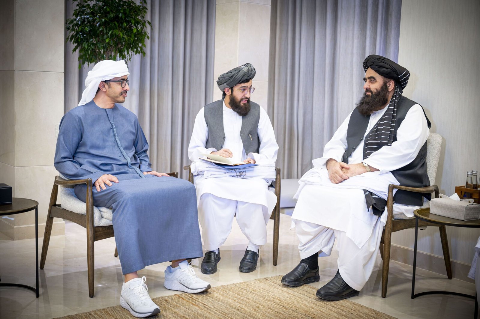 عبدالله بن زايد يستقبل وزير الخارجية الأفغاني بالوكالة 1 عبدالله بن زايد يستقبل وزير الخارجية الأفغاني بالوكالة