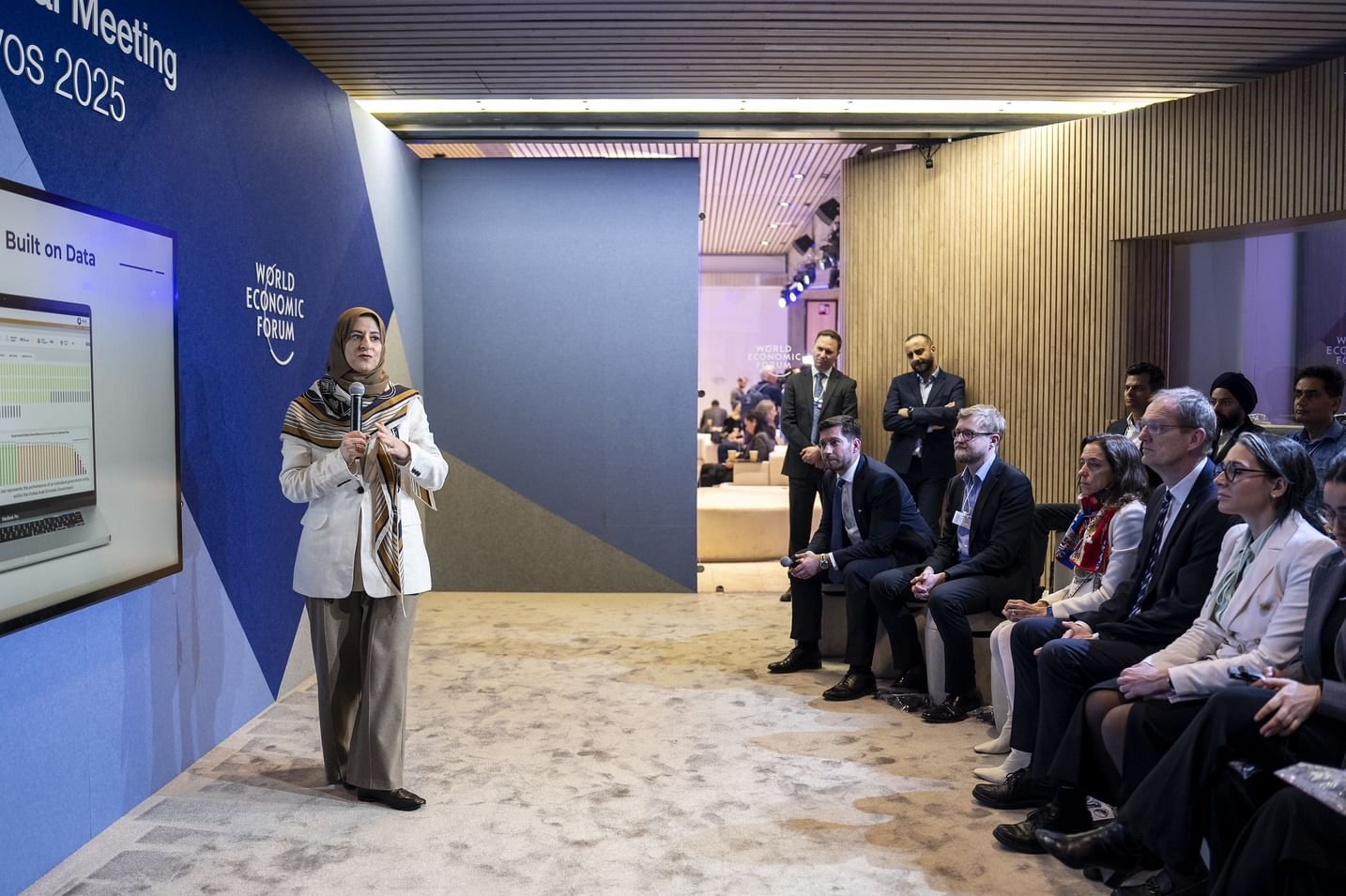 دافوس 2025 .. حكومة الإمارات تشارك تجربتها بتوظيف التكنولوجيا والبيانات في ابتكار نماذج استباقية ذكية 1 دافوس 2025 .. حكومة الإمارات تشارك تجربتها بتوظيف التكنولوجيا والبيانات في ابتكار نماذج استباقية ذكية