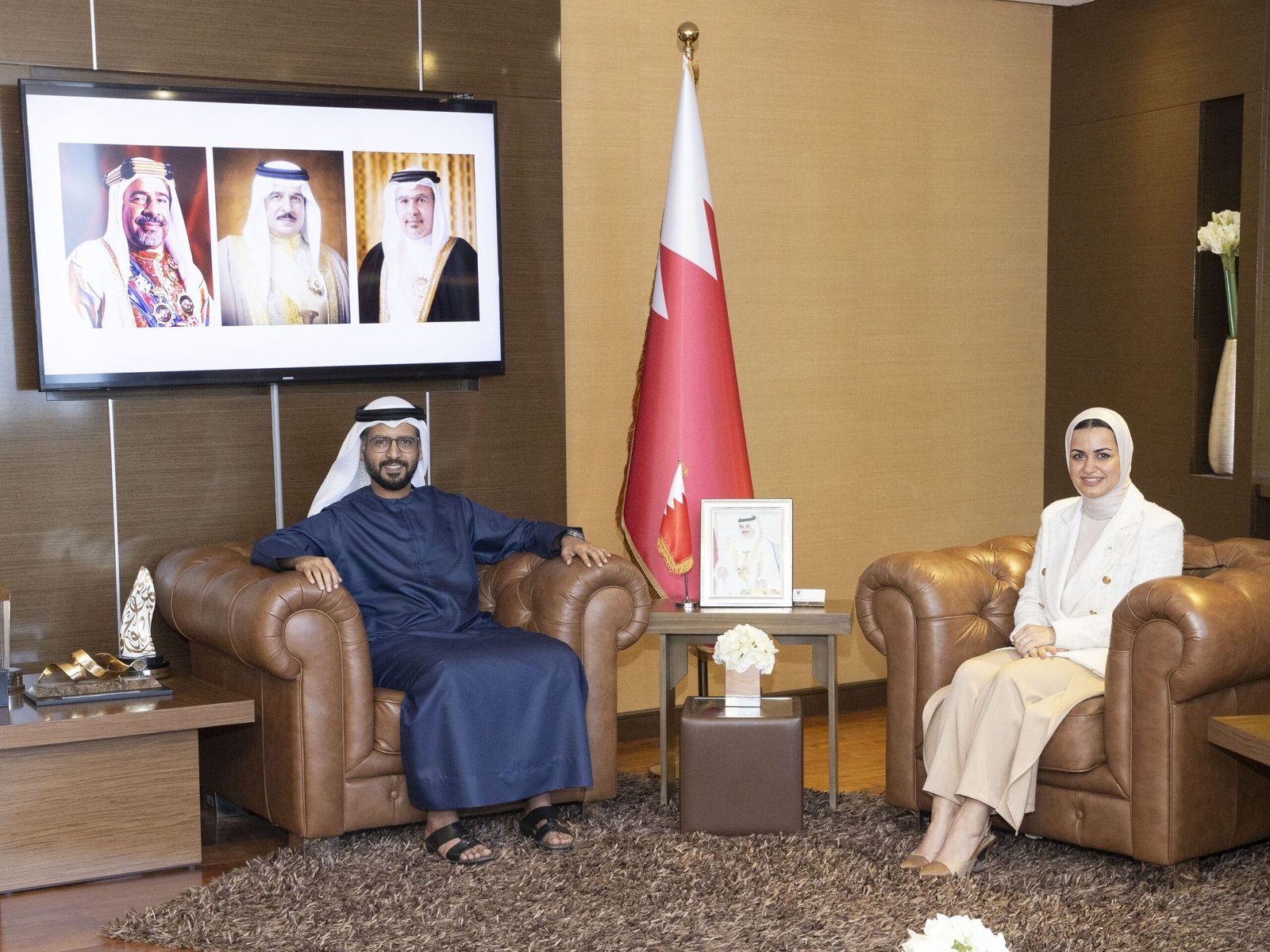سفير الإمارات يبحث تعزيز التعاون مع وزيرة شؤون الشباب البحرينية 1 سفير الإمارات يبحث تعزيز التعاون مع وزيرة شؤون الشباب البحرينية