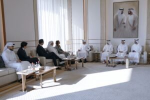 مكتوم بن محمد يلتقي الشريك والرئيس المشارك لشركة "كيه كيه آر" العالمية