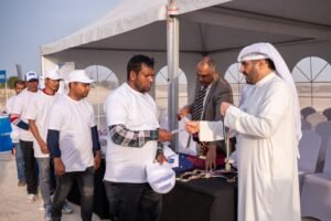 بلدية مدينة أبوظبي تنفذ فعالية (مرافقنا رياضية) لإسعاد العمال، وطلبة المدارس وتشجيعهم على ممارسة الرياضة