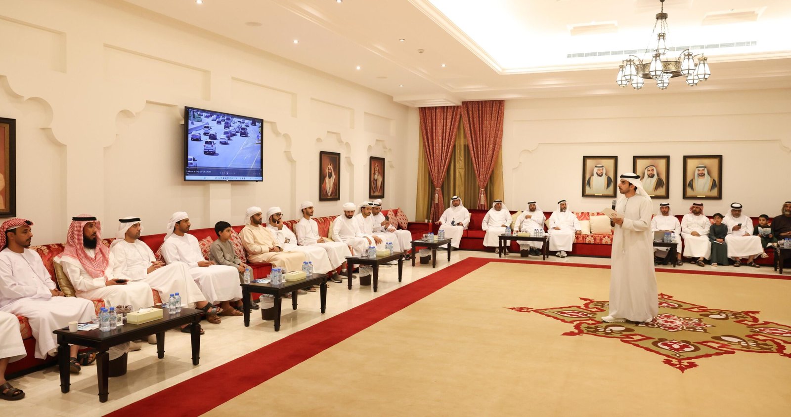 شرطة أبوظبي بمجلس الريف الإنشغال بغير الطريق خطر للسائقين ومستخدمي الطريق 1 شرطة أبوظبي بمجلس الريف الإنشغال بغير الطريق خطر للسائقين ومستخدمي الطريق