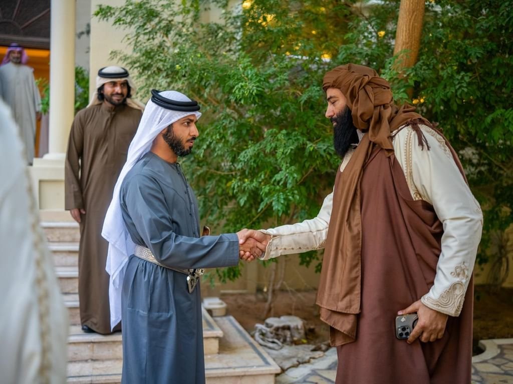 زايد بن حمد يبحث مع وفد ليبي سبل تطوير سباقات الصيد بالصقور 1 زايد بن حمد يبحث مع وفد ليبي سبل تطوير سباقات الصيد بالصقور