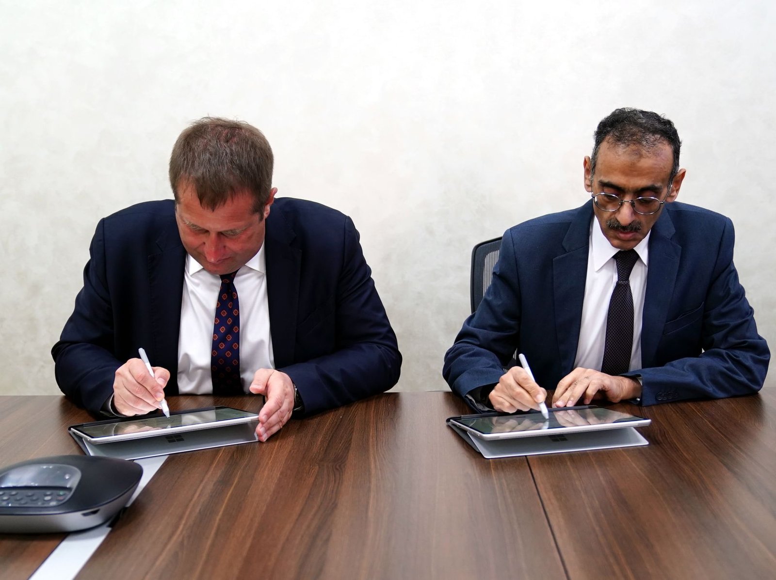 جامعتا الشارقة وموسكو للعلاقات الدولية توقعان مذكرة تفاهم 1 جامعتا الشارقة وموسكو للعلاقات الدولية توقعان مذكرة تفاهم