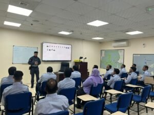 شرطة أبوظبي تعزز الوعي المروري لموظفي الشركات والمدن العمالية 2 شرطة أبوظبي تعزز الوعي المروري لموظفي الشركات والمدن العمالية